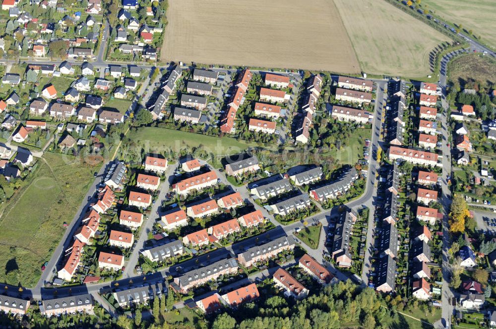 Ahrensfelde from above - Wohngebiet Ahrensfelder Dreieck der Firma City Bauten im Bereich Fasanenstraße / Kirschenallee / Am Wuhlegrund querab der Bundesstraße B158 (Blumberger Chaussee). Housing area Ahrensfelder Dreieck of the company City Bauten in the area of Fasanenstraße / Kirschenallee / Am Wuhlegrund besides of the federal highway B158.