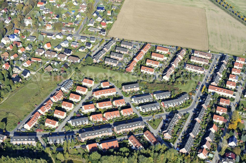 Ahrensfelde from the bird's eye view: Wohngebiet Ahrensfelder Dreieck der Firma City Bauten im Bereich Fasanenstraße / Kirschenallee / Am Wuhlegrund querab der Bundesstraße B158 (Blumberger Chaussee). Housing area Ahrensfelder Dreieck of the company City Bauten in the area of Fasanenstraße / Kirschenallee / Am Wuhlegrund besides of the federal highway B158.