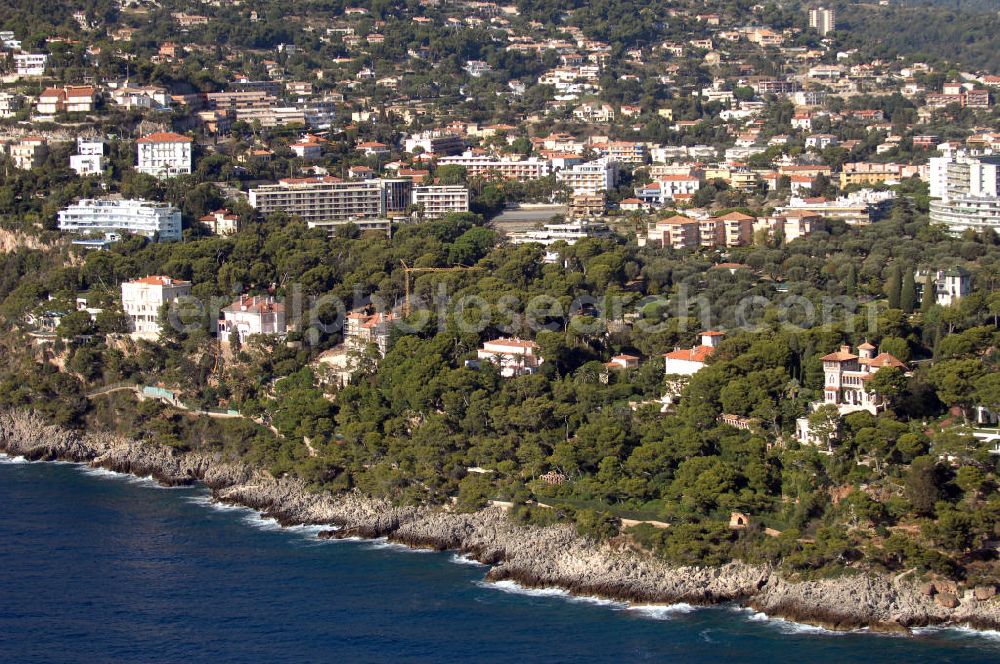 Aerial photograph Roquebrune-Cap-Martin - Blick auf ein Wohngebiet an der Escalier des Revelly in Roquebrune-Cap-Martin. Roquebrune-Cap-Martin ist eine französische Gemeinde, die zwischen Monaco und Menton an der Cote d' Azur liegt. Das eigentliche Dorf befindet sich auf einer Höhe von 225 m, vor einer Bergkulisse, die durch den Mont Agel dominiert wird. Ein Teil der Stadtgrenze ist gleichzeitig die Staatsgrenze zum Fürstentum Monaco.