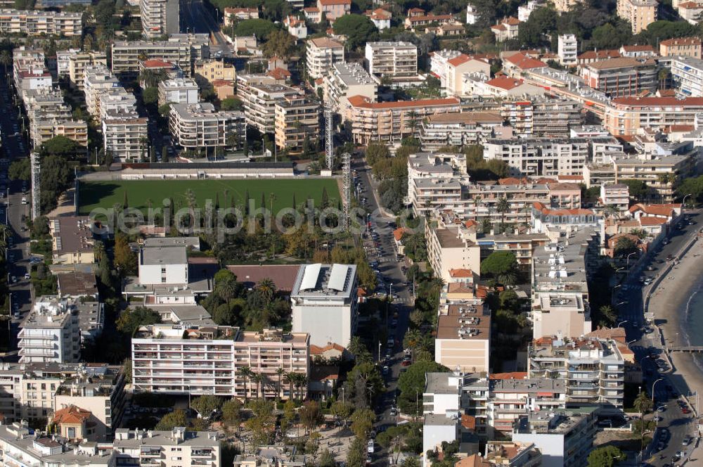 Aerial photograph 06.10.2008 - Blick auf ein Wohngebiet an der Rue Jean Creps im Stadtteil Palm Beach in Cannes. Cannes ist eine Stadt mit ca. 70.200 Einwohnern (2006) in Südfrankreich an der Cote d' Azur im Département Alpes-Maritimes.