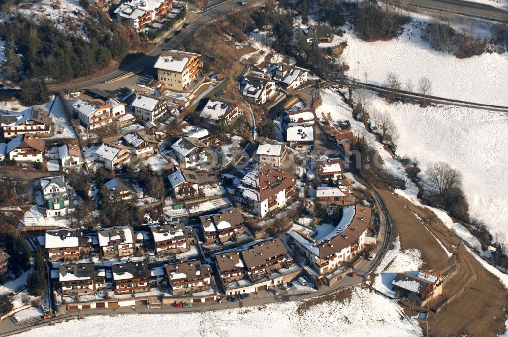 Voels from above - Blick auf das winterlich verschneite Wohngebiet am Bachtröglweg (Via Bachtrogl) in Voels am Schlern (Fiè Allo Sciliar) in Italien.