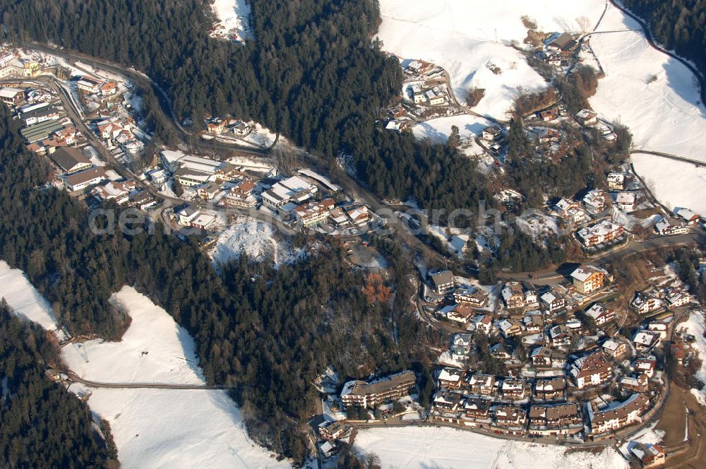 Voels from the bird's eye view: Blick auf das winterlich verschneite Wohngebiet am Bachtröglweg (Via Bachtrogl) in Voels am Schlern (Fiè Allo Sciliar) in Italien.