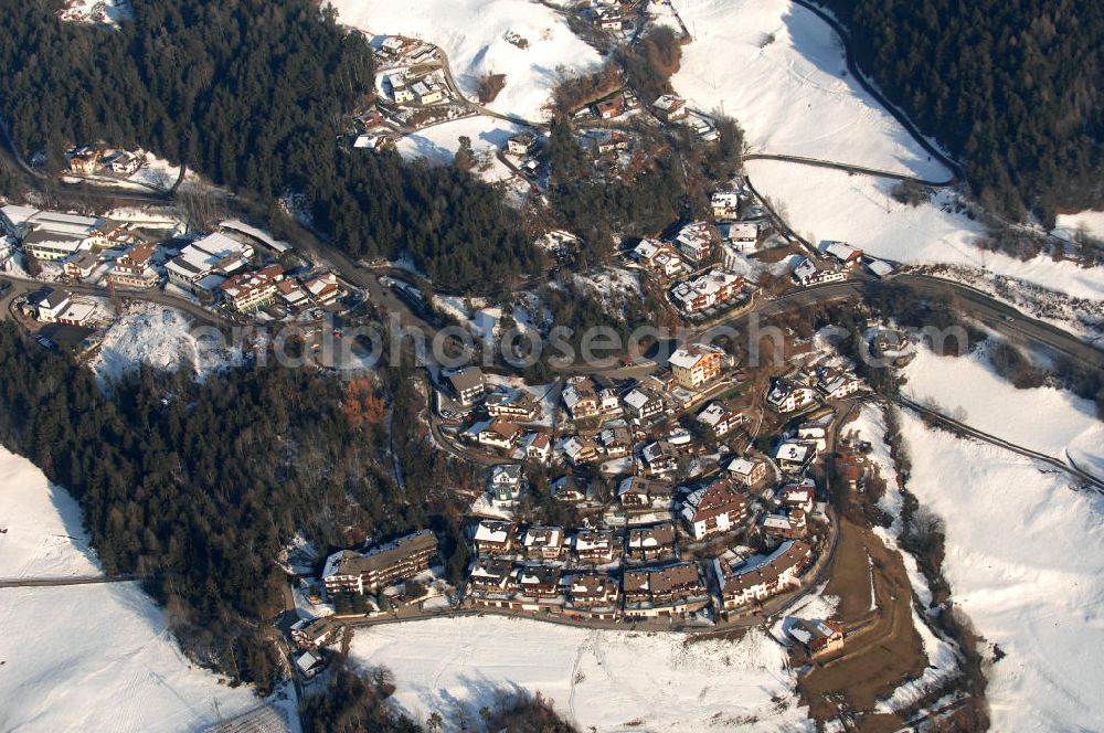 Aerial image Voels - Blick auf das winterlich verschneite Wohngebiet am Bachtröglweg (Via Bachtrogl) in Voels am Schlern (Fiè Allo Sciliar) in Italien.