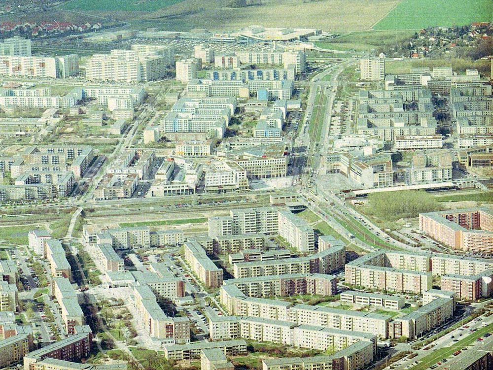 Aerial image Berlin - Hellersdorf - Wohngebiet am U-Bahnhof Hellersdorf mit dem Boulevard Kastanienallee in Berlin - Hellersdorf