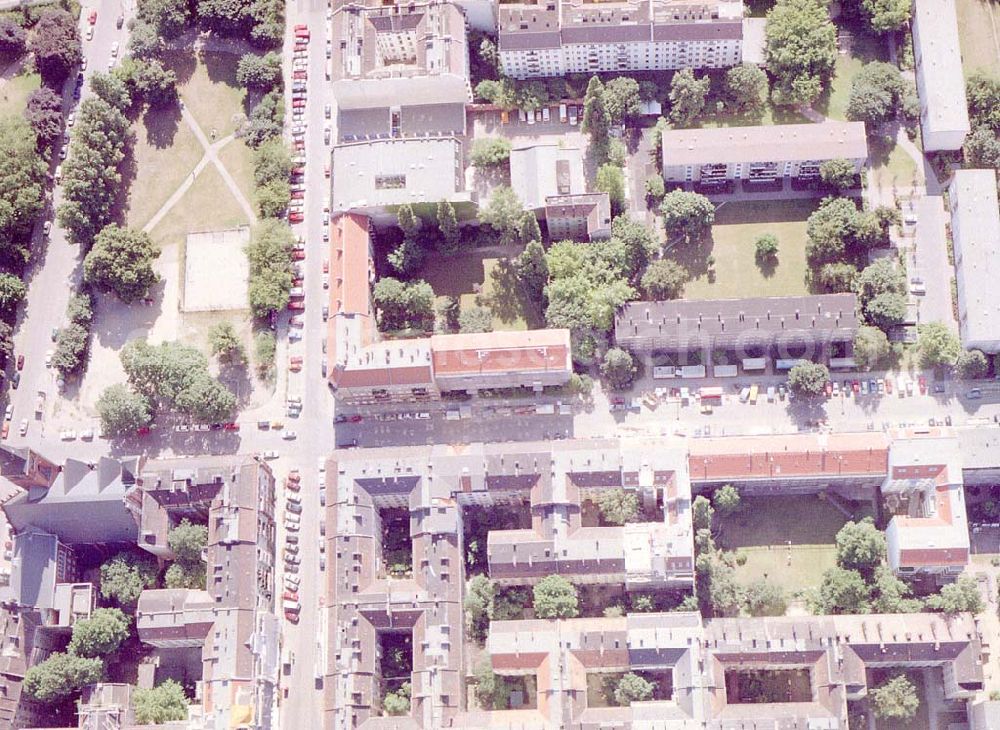 Berlin - Friedrichshain from the bird's eye view: Wohngebiet am S-Bahnhof Warschauer Straße in Berlin - Friedrichshain.