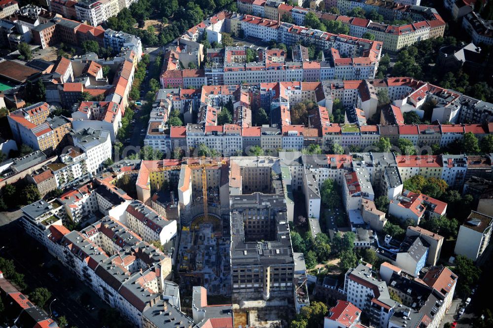 Aerial photograph Berlin Mitte - Wohngebiet an der Baustelle vom Umbau des ehemaligen Secura-Werks für Fein- und Elektromechanik in Berlin-Mitte. Housing area at the construction site from the renovation of the Secura plant for fine and electromechanics in Berlin-Mitte.