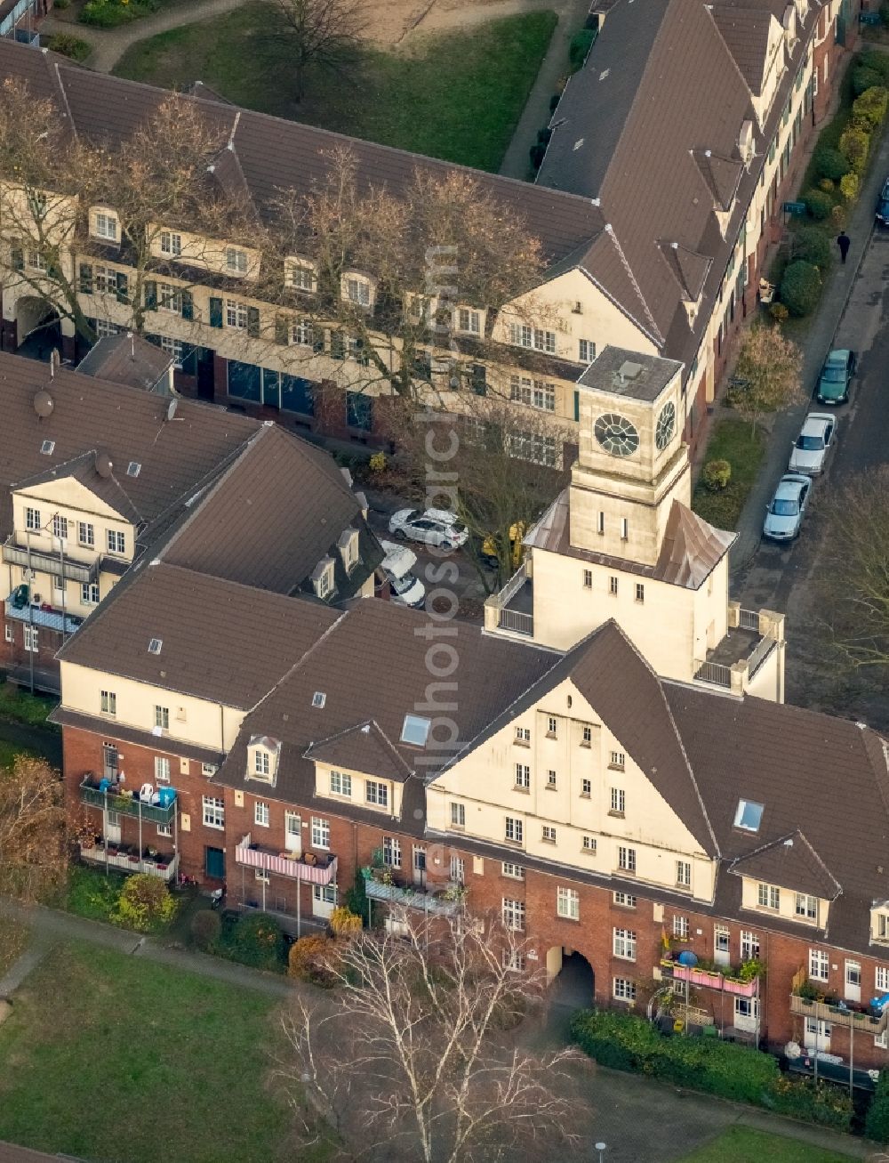 Duisburg from the bird's eye view: Residential area of the multi-family house settlement Rosenbergstrasse in the district Huettenheim in Duisburg in the state North Rhine-Westphalia