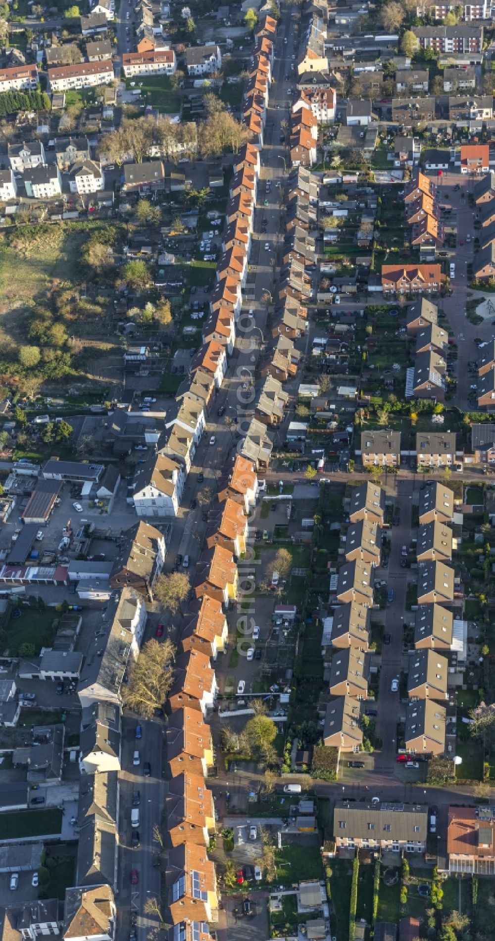 Gladbeck from the bird's eye view: View of a residential area around Bergbauhäuser Landstrasse in Gladbeck in the federal state North Rhine-Westphalia