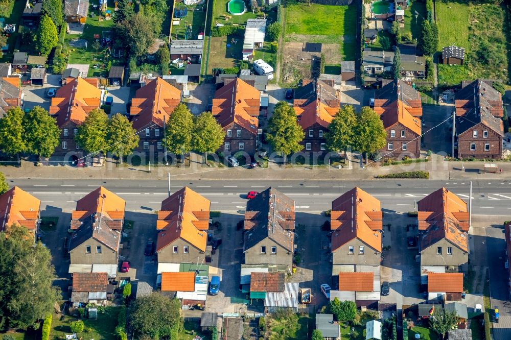 Bottrop from above - Residential area of ​​the mining settlement Gladbeckerstrasse in Bottrop in North Rhine-Westphalia