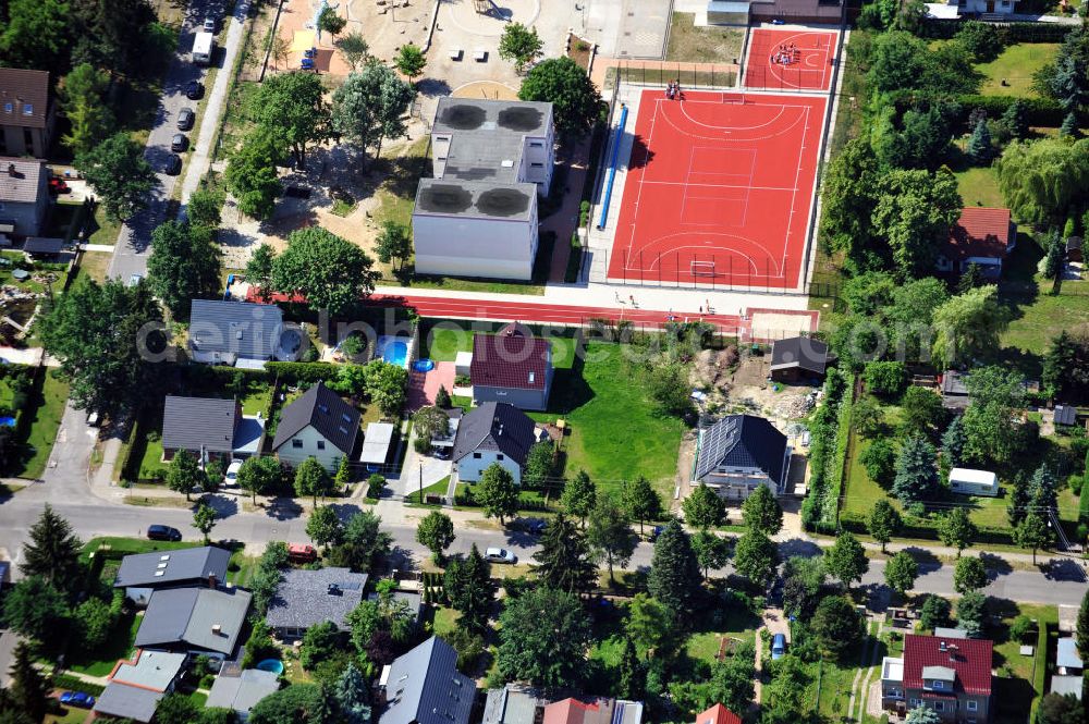 Berlin from the bird's eye view: Einfamilienhaus- Wohngegend an der Bergedorfer Straße Kaulsdorf-Süd im Stadtteil Marzahn / Hellersdorf. Single family house residential area at the Bergedorfer Strasse in Kaulsdorf Sued in the district of Marzahn / Hellersdorf.