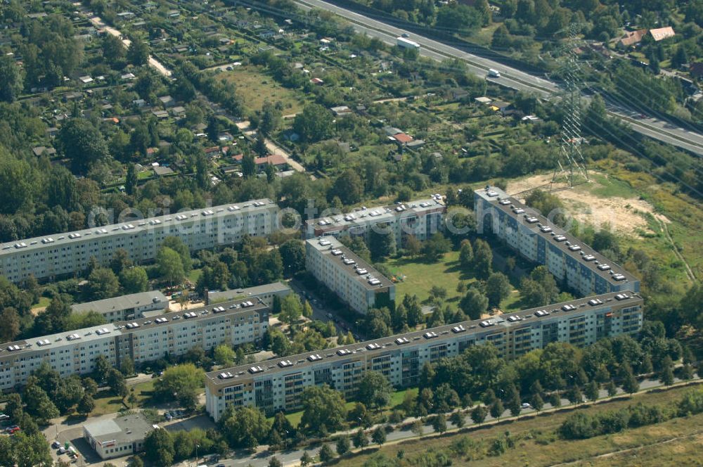 Berlin from above - Blick auf Mehrfamilienhäuser / Plattenbau an der Karower Chaussee in Buch.