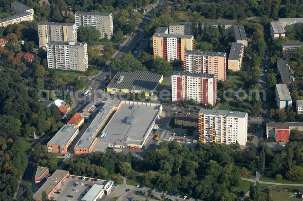 Berlin from above - Blick über einen Supermarkt der Kaufland-Kette auf Mehrfamilienhäuser / Plattenbauten an der Walter-Friedrich-Straße, Franz-Schmidt-Straße, Groscurthstraße und Wiltbergstraße in Berlin-Buch.