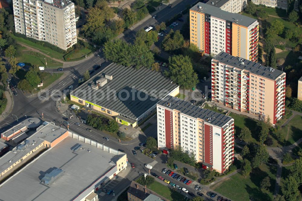 Berlin - Buch from the bird's eye view: Blick auf das Wohngebiet Buch mit Mehrfamilienhäuser / Plattenbauten und Supermarkt der Kaufland-Kette an der Wiltbergstraße Ecke Groscurthstraße.