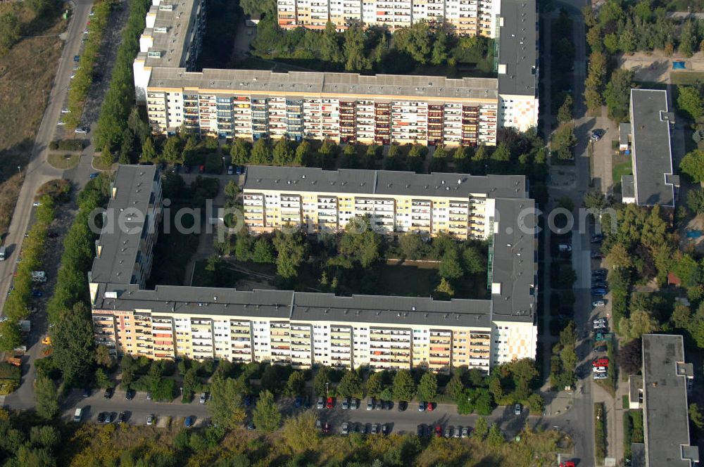 Aerial photograph Berlin - Buch - Blick auf das Wohngebiet Berlin-Buch mit Mehrfamilienhäusern / Plattenbauten an der Friedrich-Richter-Straße Ecke Wolfgang-Heinz-Straße.