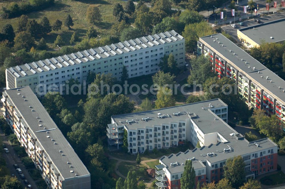 Berlin from above - Blick auf das Paritätisches Seniorenwohnen / Altenheim / Pflegeheim am Rosengarten an der Theodor-Brugsch-Straße in Berlin-Buch.