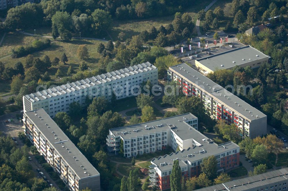 Berlin from the bird's eye view: Blick auf das Paritätisches Seniorenwohnen / Altenheim / Pflegeheim am Rosengarten an der Theodor-Brugsch-Straße in Berlin-Buch.