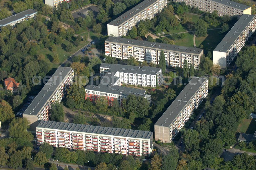 Aerial photograph Berlin - Blick auf Mehrfamilienhäuser / Plattenbau an der Georg-Benjamin-Straße Ecke Theodor-Brugsch-Straße in Berlin-Buch. Innherhalb des Gebäudekomplexes befindet sich das Paritätisches Seniorenwohnen / Altenheim / Pflegeheim am Rosengarten.