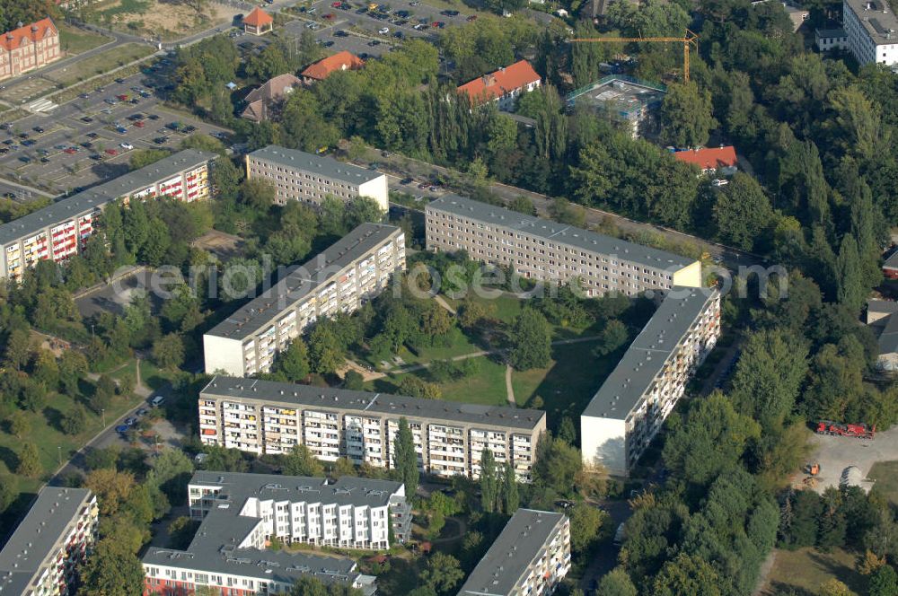 Berlin from above - Blick auf Mehrfamilienhäuser / Plattenbau an der Georg-Benjamin-Straße Ecke Theodor-Brugsch-Straße in Berlin-Buch. Innherhalb des Gebäudekomplexes befindet sich das Paritätisches Seniorenwohnen / Altenheim / Pflegeheim am Rosengarten.