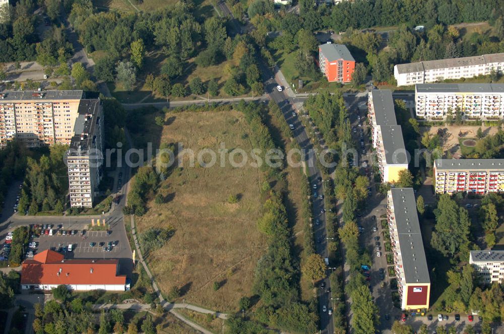 Berlin from the bird's eye view: Blick auf das Wohngebiet Berlin-Buch mit Mehrfamilienhäusern / Plattenbauten an der Bruno-Apitz-Straße und Karower Chaussee.