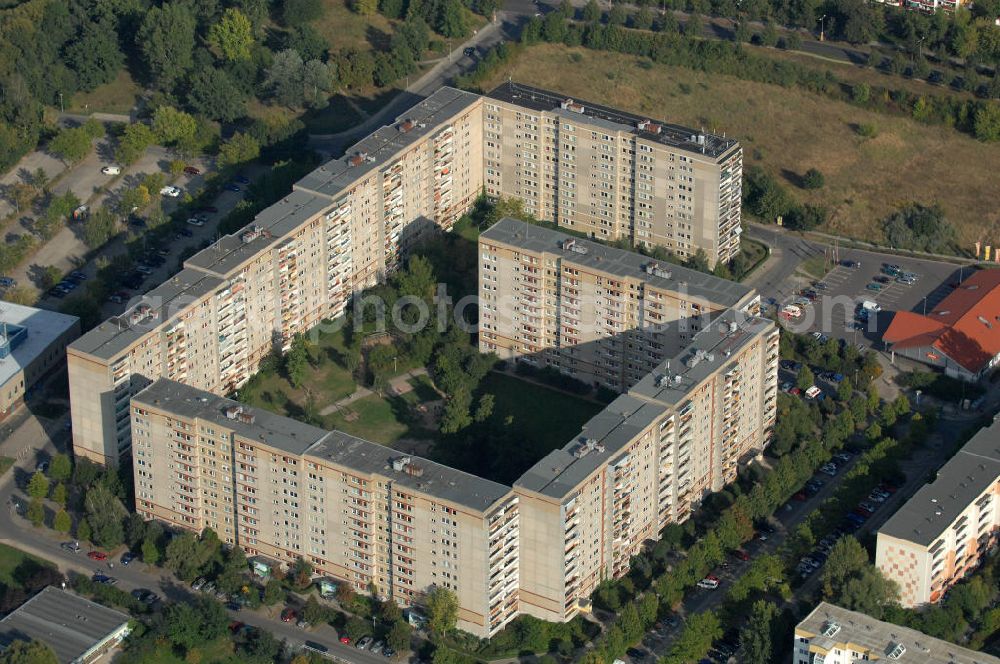 Aerial photograph Berlin - Blick auf das Wohngebiet Berlin-Buch mit Mehrfamilienhäusern / Plattenbauten an der Wolfgang-Heinz-Straße und Bruno-Apitz-Straße.