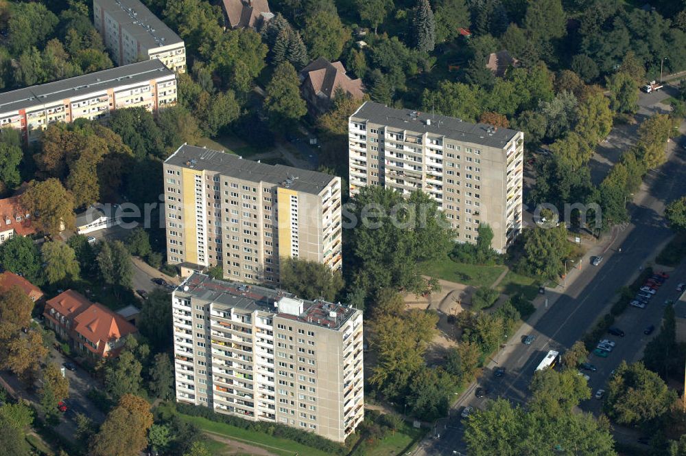 Berlin from above - Blick auf das Wohngebiet Berlin-Buch mit Mehrfamilienhäusern / Plattenbauten an der Wiltbergstraße; Alt-Buch und Karower Straße.