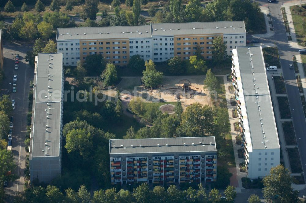 Berlin from the bird's eye view: Blick auf das Wohngebiet Berlin-Buch mit Mehrfamilienhäusern / Plattenbauten an der Ernst-Ludwig-Straße, Karower Chaussee und Robert-Rössle-Straße.