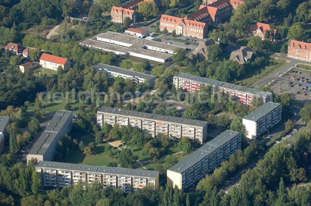 Aerial photograph Berlin - Blick auf Mehrfamilienhäuser / Plattenbau an der Georg-Benjamin-Straße Ecke Theodor-Brugsch-Straße in Berlin-Buch.