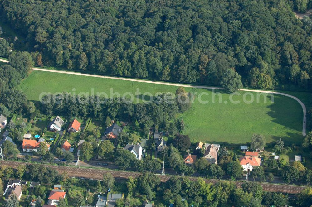 Berlin from above - Blick auf Einfamilienhäuser an der Röntgentaler Straße in Berlin-Buch.