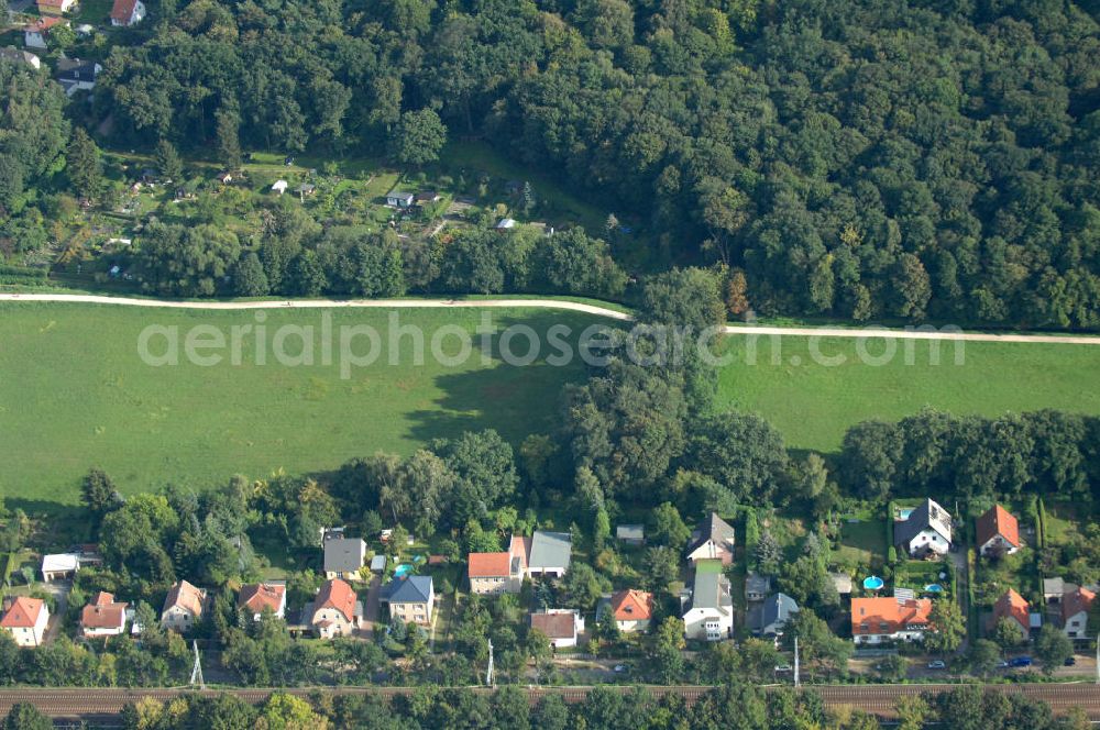 Berlin from the bird's eye view: Blick auf Einfamilienhäuser an der Röntgentaler Straße in Berlin-Buch.