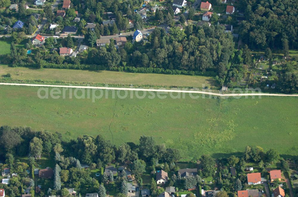 Aerial photograph Berlin - Blick auf Einfamilienhäuser an der Röntgentaler Straße in Berlin-Buch.