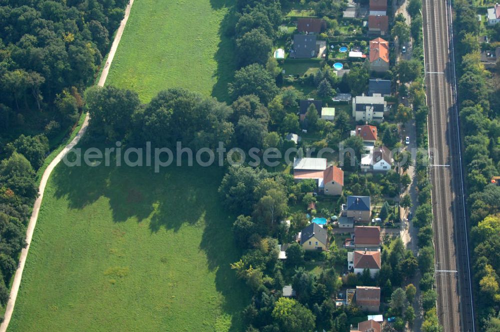 Berlin from above - Blick auf Einfamilienhäuser an der Röntgentaler Straße in Berlin-Buch.