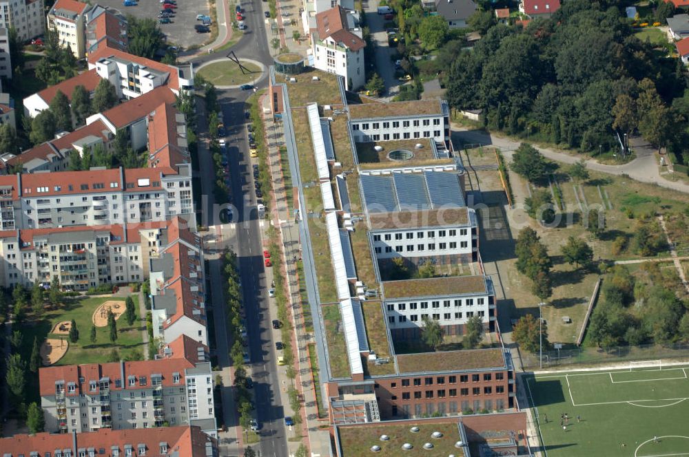 Aerial photograph Berlin - Blick auf Mehrfamilienhäuser und die Robert-Havemann-Schule an der Achillesstraße in Karow.