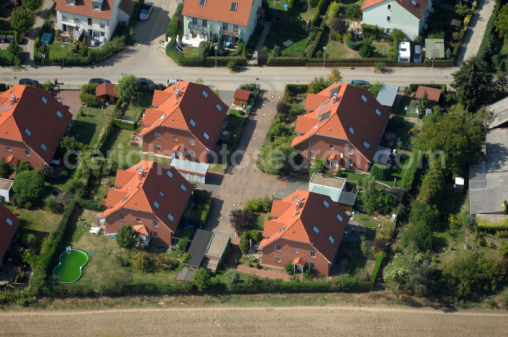 Aerial image Berlin - Blick auf Einfamilienhäuser am Ingwäonenweg in Karow.