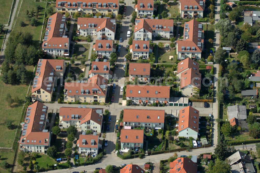 Aerial photograph Berlin - Blick auf Einfamilienhäuser bzw. Mehrfamilienhäuser / Reihenhäuser am Ingwäonenweg in Karow.