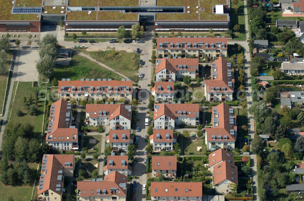 Berlin from above - Blick auf Einfamilienhäuser bzw. Mehrfamilienhäuser / Reihenhäuser am Ingwäonenweg in Karow.