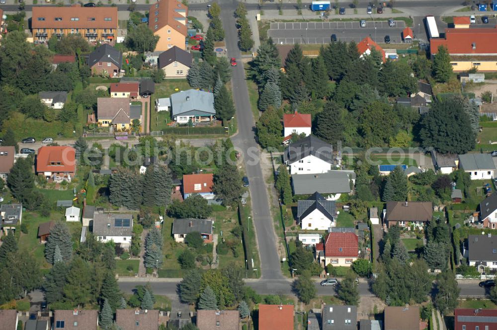 Aerial photograph Berlin - Blick auf Einfamilienhäuser und Mehrfamilienhäuser an der Matestraße Ecke Schönlinder Weg, Halbe-Hufen-Weg, Teichbergstraße in Karow.