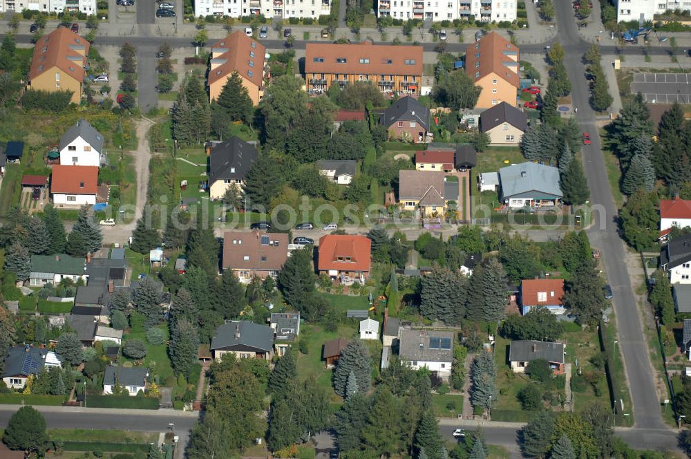 Berlin from above - Blick auf Einfamilienhäuser und Mehrfamilienhäuser an der Matestraße Ecke Schönlinder Weg, Halbe-Hufen-Weg, Teichbergstraße in Karow.