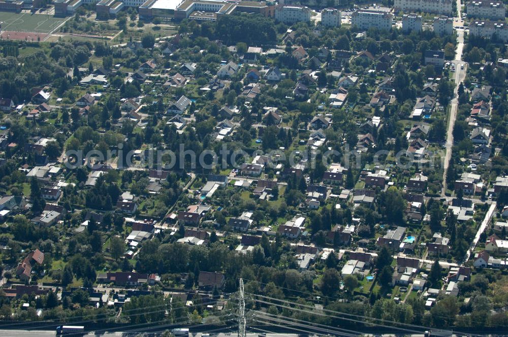 Aerial image Berlin - Blick auf Einfamilienhäuser zwischen Karower / Bucher Chaussee, Achillesstraße, Zum Kappgraben und Erkeweg in Karow.