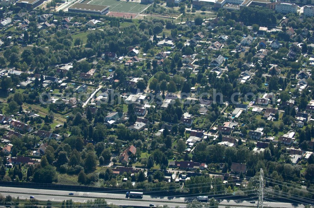 Aerial photograph Berlin - Blick auf Einfamilienhäuser zwischen Karower / Bucher Chaussee, Achillesstraße, Zum Kappgraben und Erkeweg in Karow.