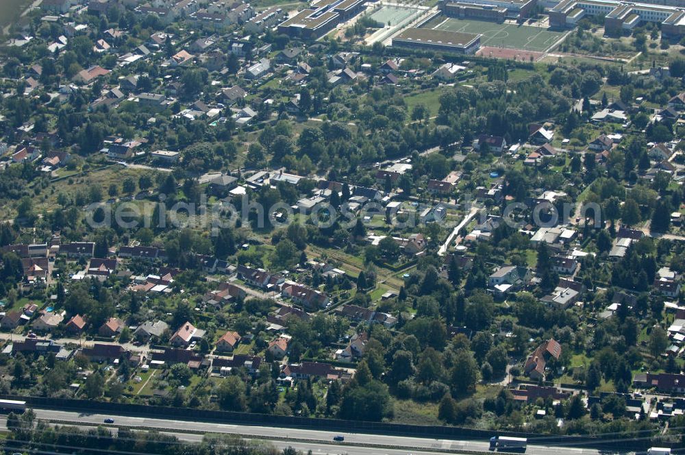 Berlin from above - Blick auf Einfamilienhäuser zwischen Karower / Bucher Chaussee, Achillesstraße, Zum Kappgraben und Erkeweg in Karow.