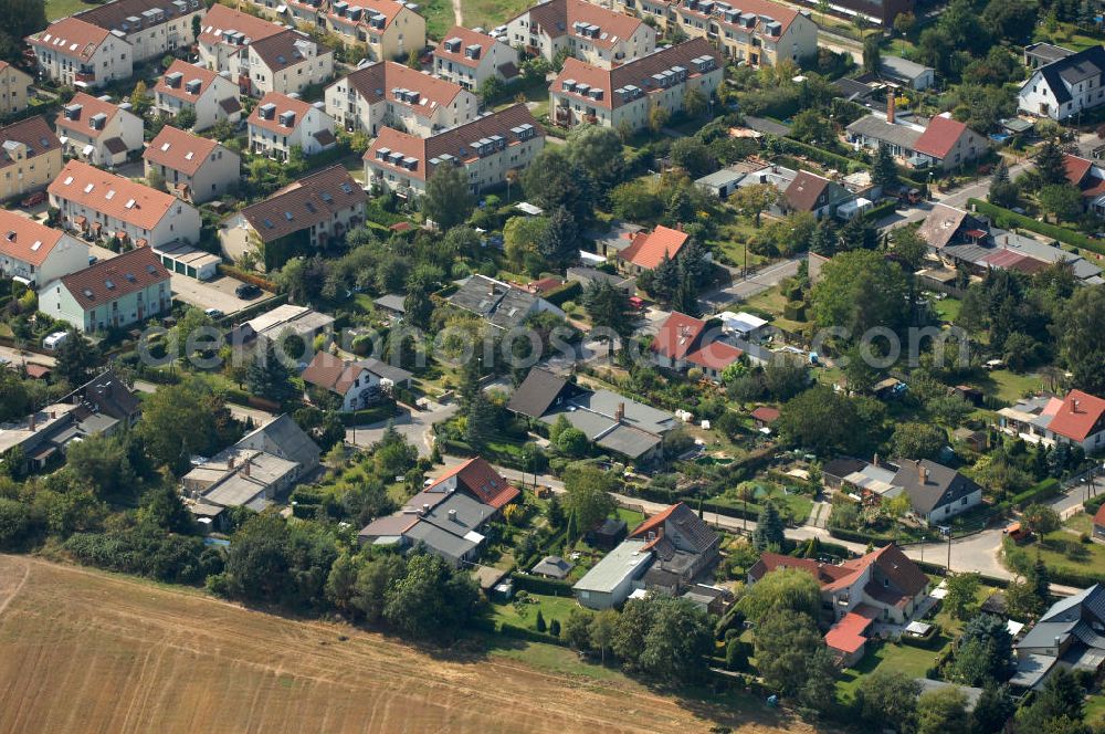 Berlin from the bird's eye view: Blick auf Mehrfamilienhäuser und Einfamilienhäuser am Ingwäonenweg Ecke Swantewitstraße und Haduweg in Karow.