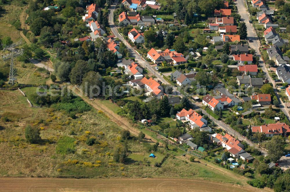 Aerial photograph Berlin - Blick auf Einfamilienhäuser am Siedlungsring neben dem Berliner Ring / Autobahn A 10 / E 55 in Karow.