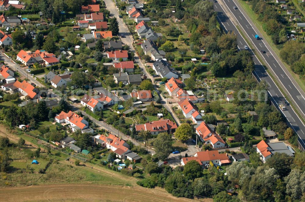 Berlin from above - Blick auf Einfamilienhäuser am Siedlungsring neben dem Berliner Ring / Autobahn A 10 / E 55 in Karow.