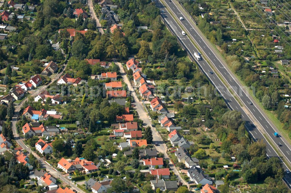 Berlin from the bird's eye view: Blick auf Einfamilienhäuser am Siedlungsring neben dem Berliner Ring / Autobahn A 10 / E 55 in Karow.