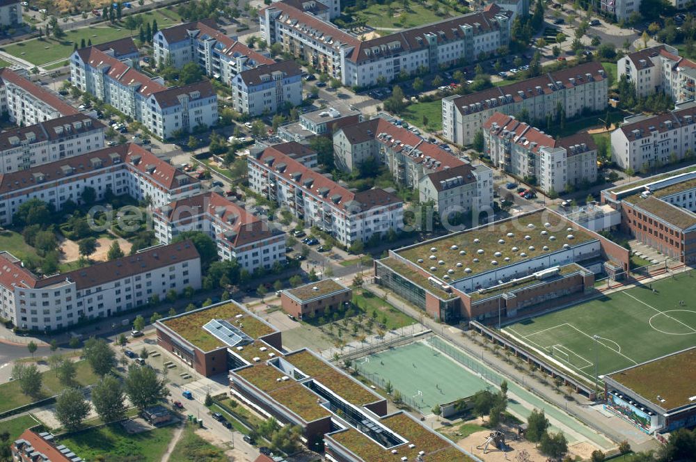 Berlin from above - Blick über die Schule am Hohen Feld, auf Mehrfamilienhäuser an der Achillesstraße Ecke Münchehagenstraße, sowie der Hofzeichendamm in Karow.