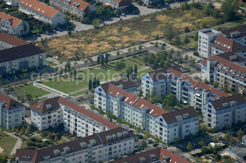 Aerial image Berlin - Blick auf Mehrfamilienhäuser an der Münchehagenstraße Ecke Hofzeichendamm in Karow.