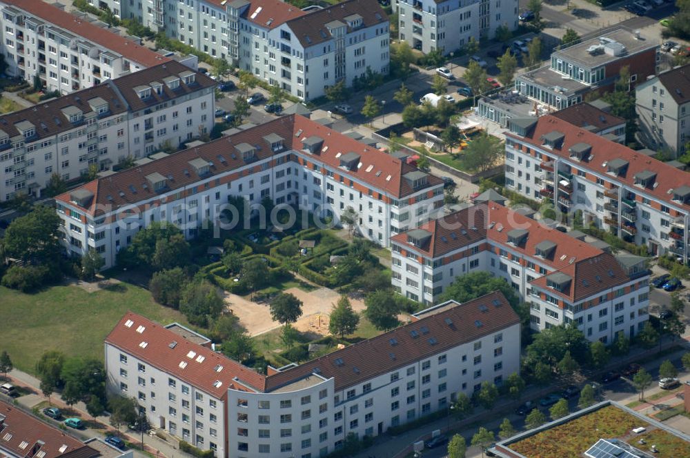 Aerial photograph Berlin - Blick auf Mehrfamilienhäuser an der Achillesstraße Ecke Münchehagenstraße in Karow.