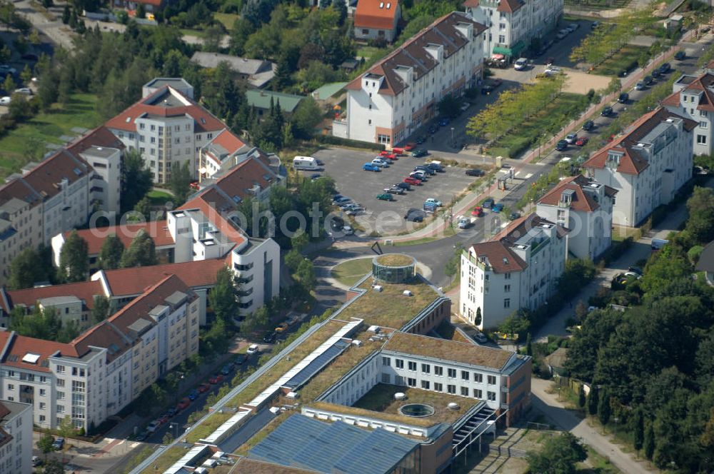 Berlin from above - Blick über die Schule am Hohen Feld, auf Mehrfamilienhäuser an der Achillesstraße Ecke Zum Kappgraben, sowie der Achillesstraße in Karow.