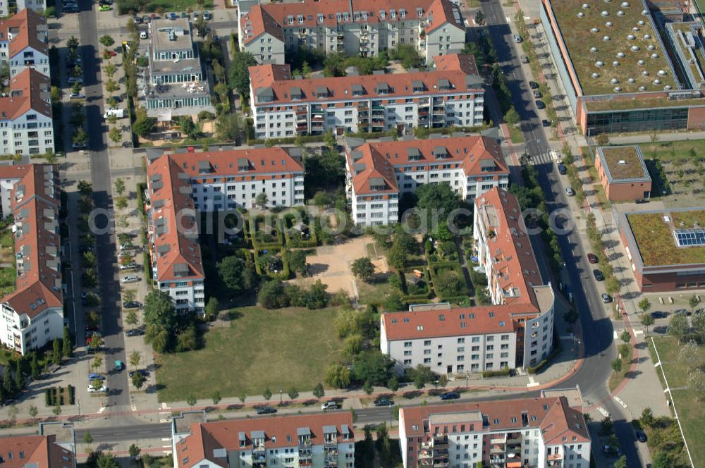 Aerial image Berlin - Blick auf Mehrfamilienhäuser an der Straße Am Hohen Feld Ecke Münchehagenstraße und Achillesstraße in Karow.