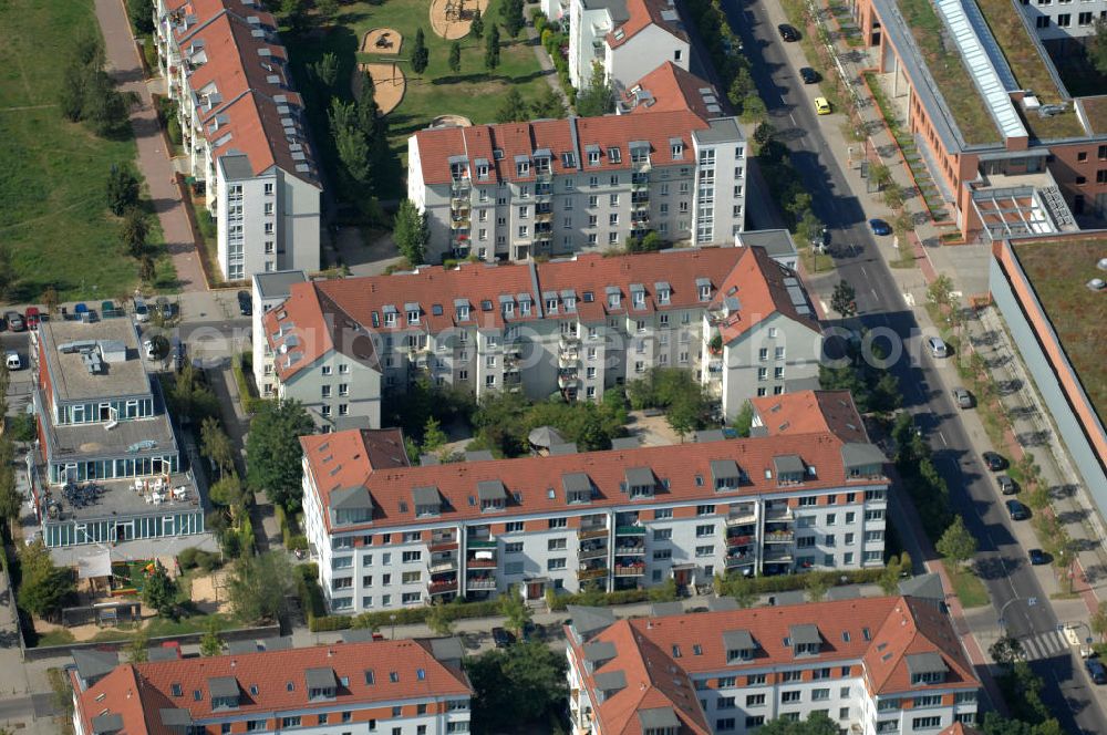 Aerial photograph Berlin - Blick auf Mehrfamilienhäuser an der Achillesstraße Ecke Münchehagenstraße in Karow.